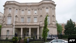 Carro policial frenre a la embajada de Cuba en DC tras el tiroteo. 