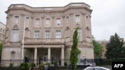 Carro policial frenre a la embajada de Cuba en DC tras el tiroteo. 