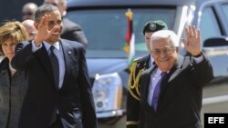 Barack Obama (izq), y el presidente de la Autoridad Palestina, Mahmud Abás (dcha), saludan antes de reunirse en la Mukata, el complejo presidencial palestino, en la ciudad cisjordana de Ramala (Palestina). 
