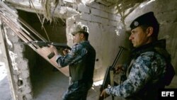 oldados iraquíes toman posiciones en un puesto fronterizo de Irak y Arabia Saudí, en el sur de Irak, el 23 de junio del 2014.