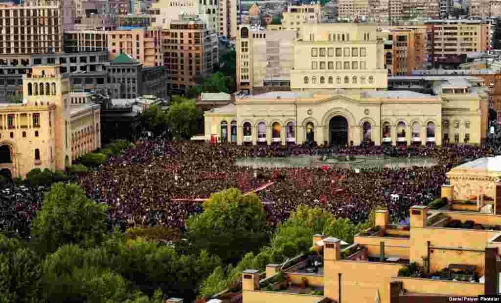 Protesta en la plaza central de Ereván, Armenia.