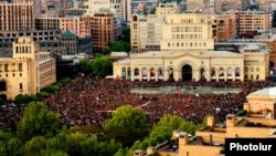 Protesta en la plaza central de Ereván, Armenia. 