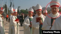 Obispo chileno Juan Osorno en la misa papal