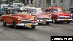 "Almendrones" americanos en las calles de Cuba 
