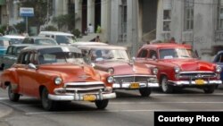 ¿Parque temático?: "Almendrones" americanos en las calles de Cuba.