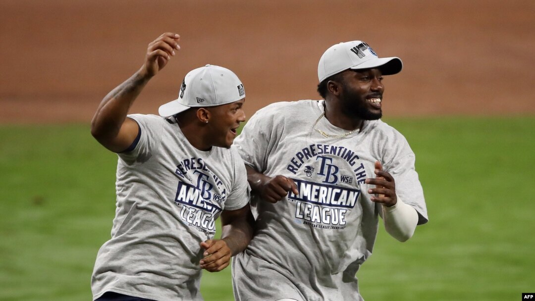 Randy Arozarena celebra la victoria de Tampa Bay sobre los Astros de Houston. 