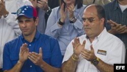 El líder opositor Henrique Capriles (i) y el diputado de la Asamblea Nacional (AN) venezolana Julio Borges (d), durante un "Acto de Desagravio" a los legisladores opositores agredidos en la AN. 