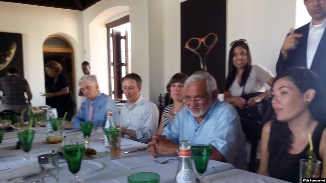 Daniel Sepúlveda y delegación estadounidense con blogueros cubanos.