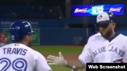 El cubano Kendrys Morales (Azulejos de Toronto) celebra jonrón la noche del martes 22 de mayo de 2018. TOMADO DE TWITTER.