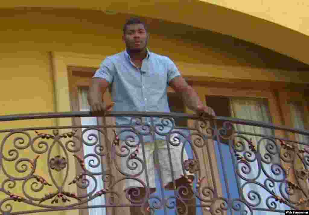 El cienfueguero Yasiel Puig, jardinero derecho de los Dodgers, en el balcón de su casa en Los Ángeles, California. &nbsp;
