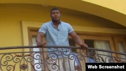 El cienfueguero Yasiel Puig, jardinero derecho de los Dodgers, en el balcón de su casa en Los Ángeles, California.<br />
&nbsp;