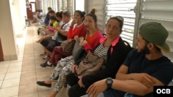 Cubanos esperan ser atendidos en hospital de Guyana para chequeo exigido en trámite migratorio. (Foto: Rodolfo Hernández).
