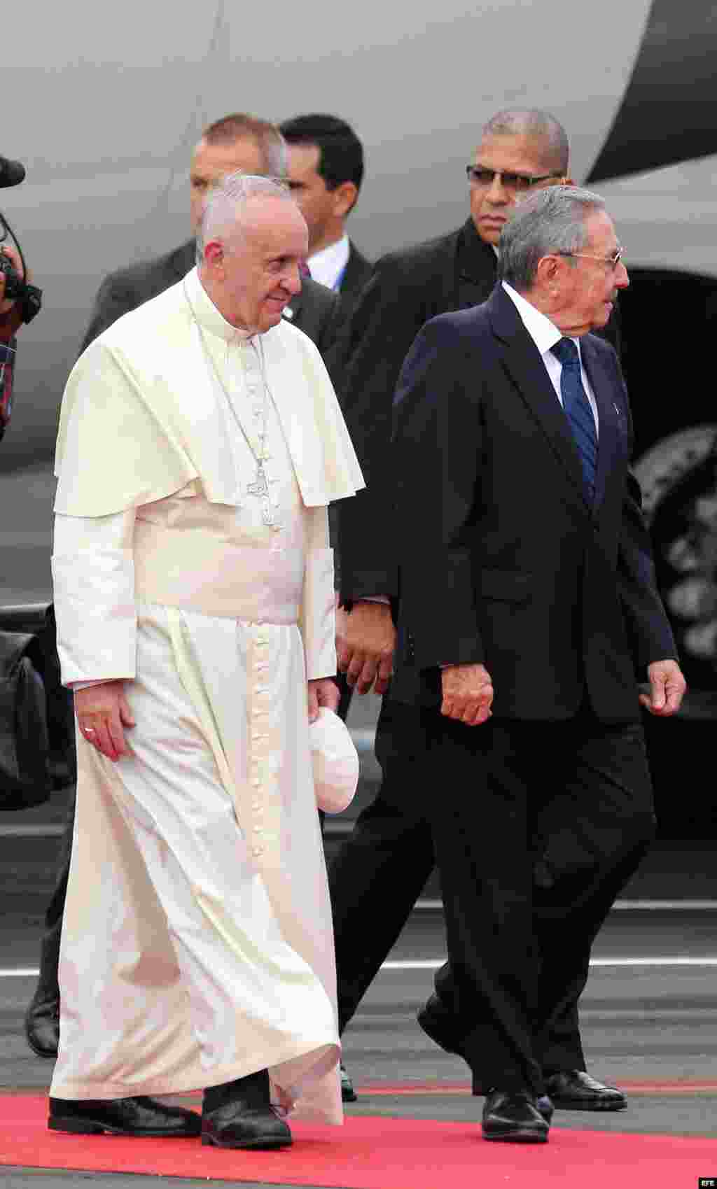 El papa Francisco es recibido por el presidente de Cuba, Raúl Castro, en La Habana.