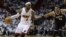 El jugador del Heat LeBron James (i) es marcado por Paul Pierce (d), de los Nets.