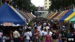 MIA14 MIAMI (FL, EEUU), 14/11/04.- Miles de personas recorren la Feria Internacional del Libro en el campus del Miami Dade Collage, en Miami, Florida, hoy, domingo 14 de noviembre, el último día de la feria. EFE/John Riley