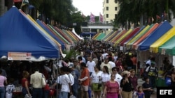 MIA14 MIAMI (FL, EEUU), 14/11/04.- Miles de personas recorren la Feria Internacional del Libro en el campus del Miami Dade Collage, en Miami, Florida, hoy, domingo 14 de noviembre, el último día de la feria. EFE/John Riley