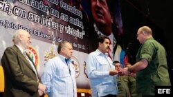  Nicolás Maduro (c) y al presidente de la Asamblea Nacional, Diosdado Cabello (2-i)