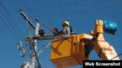 Trabajos en líneas eléctricas en Cuba. Archivo.