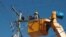 Trabajos en líneas eléctricas en Cuba. Archivo.