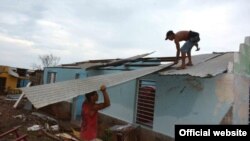 Habitantes de la comunidad Boca de Jauco, en el municipio Maisí tras el paso de huracán Mathew, en Guantánamo, Cuba, 6 de octubre de 2016. 