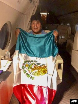 En esta foto difundida por la cancillería mexicana se ve al expresidente boliviano en la nave de la Fuerza Aérea de México. (Foto: AFP/Cancillería de México)