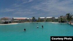 Villa Guajaibón, un "resort" del MININT. En Herradura hay que conformarse con la playa depauperada y el diente de perro.