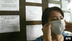 Fotografía de archivo de una visitante a un centro sanitario con una mascarilla para protegerse contra el virus del SARS (Síndrome Respiratorio Agudo).