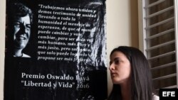 La opositora cubana Rosa María Payá, habla durante un homenaje a su padre, el fallecido disidente Oswaldo Payá, hoy, miércoles 22 de febrero de 2017, en la Habana (Cuba), donde afirmó que confía en obtener el respaldo de la comunidad internacional frente 
