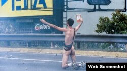 Hans Herhard Wuerich, el estudiante venezolano que protestó desnudo frente a las fuerzas represivas. 