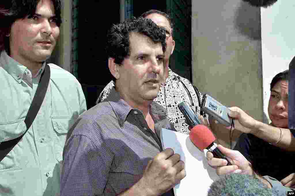 El disidente cubano Oswaldo Payá, del Movimiento Cristiano Liberación, habla con reporteros frente a la Asamblea Nacional en La Habana, el 10 de mayo de 2002.