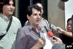 El opositor cubano Oswaldo Payá, del Movimiento Cristiano Liberación, habla con reporteros frente a la Asamblea Nacional en La Habana, el 10 de mayo de 2002.
