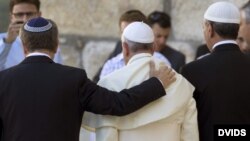 El rabino Abraham Skorka (i) rodea con su brazo la espalda del papa Francisco (c) durante la visita del pontífice al muro de las Lamentaciones.