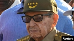 Los cubanos conmemoran el Día Internacional de los Trabajadores con una manifestación en La Habana.