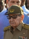 Los cubanos conmemoran el Día Internacional de los Trabajadores con una manifestación en La Habana.