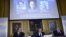 (de izda a dcha) Sven Lidin, Staffan Normark y Gunnar Karlstrom de la Real Academia de las Ciencias anuncian los premios Nobel de Química 2013 en Estocolmo (Suecia)  
