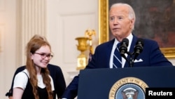 El presidente Biden le canta el “Feliz cumpleaños” a Miriam Butorin, la hija de Alsu Kurmasheva, que será liberada de Rusia en el intercambio de prisioneros. “Ahora podrá celebrarlo con su mamá”.