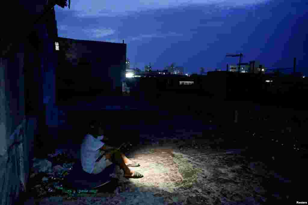 Frank Alfonso, de 39 años, se sienta sobre un colchón en la azotea de un edificio para refrescarse tras el colapso de la red eléctrica nacional de Cuba —el segundo apagón total en una semana en medio de una grave crisis energética que ha convertido los cortes de luz en una realidad cotidiana—, en La Habana, Cuba, el 11 de julio de 2026. REUTERS/Norlys Perez/Archivo