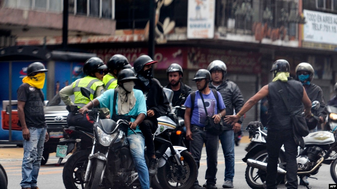 Miembros de los llamados "colectivos chavistas".(Matías DELACROIX / AFP).
