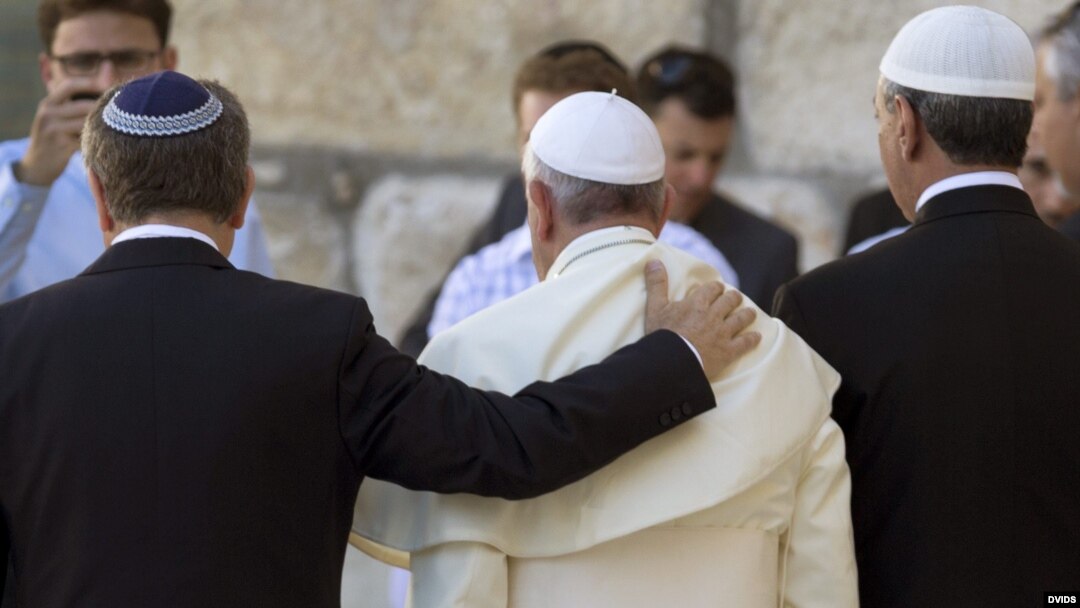 El rabino Abraham Skorka (i) rodea con su brazo la espalda del papa Francisco (c) durante la visita del pontífice al muro de las Lamentaciones.