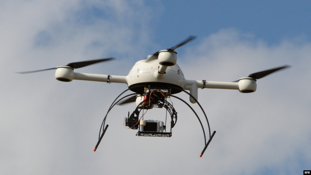 Dron civil exhibido en la Feria Europea UAV en Bordeaux-Merignac (Francia) en septiembre de 2014. 