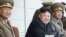 Kim Jong-un (c) observa una práctica de tiro en la Academia Militar, en Pyongyang (Corea del Norte).