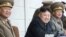 Kim Jong-un (c) observa una práctica de tiro en la Academia Militar, en Pyongyang (Corea del Norte).