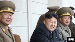 Kim Jong-un (c) observa una práctica de tiro en la Academia Militar, en Pyongyang (Corea del Norte).