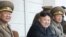Kim Jong-un (c) observa una práctica de tiro en la Academia Militar, en Pyongyang (Corea del Norte).
