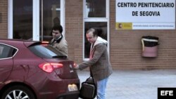 El dirigente de Nuevas Generaciones Ángel Carromero (d) a su salida esta tarde de la Prisión de Segovia tras la obtención del tercer grado o régimen abierto que le ha concedido hoy Instituciones Penitenciarias. EFE/Valentín Gonzalo