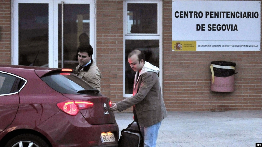 El dirigente de Nuevas Generaciones Ángel Carromero (d) a su salida esta tarde de la Prisión de Segovia tras la obtención del tercer grado o régimen abierto que le ha concedido hoy Instituciones Penitenciarias. EFE/Valentín Gonzalo