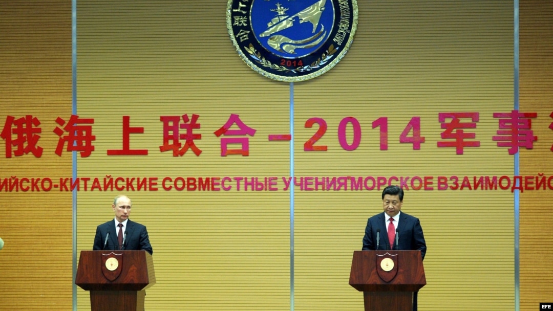 Archivo - Vladimir Putin (c) y su homólogo chino Xi Jinping (d) en rueda de prensa tras su visita a la base naval de Usun, Shanghai, China. 