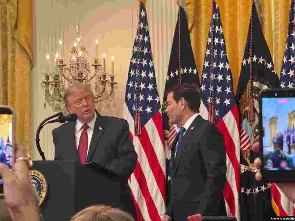El presidente Donald Trump y el secretario de Estado Marco Rubio en la ceremonia por el Mes de la Herencia Hispana, en la Casa Blanca. 