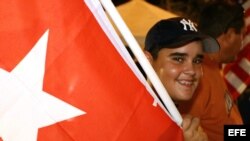 Niño sostiene bandera cubana en manifestación de exiliados cubanos. Archivo.