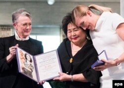 Setsuko Thurlow junto a Beatrice Fihn, en la ceremonia de entrega del Nobel de la Paz.